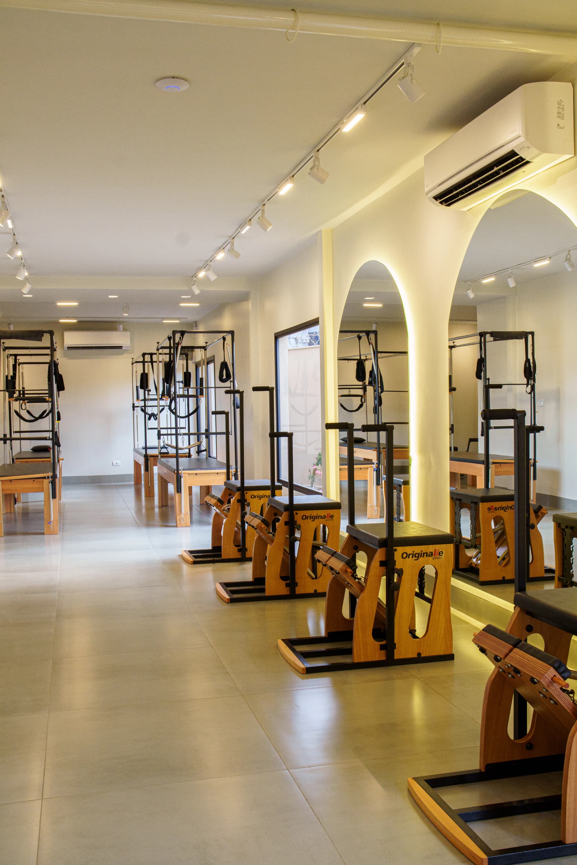 Instrutora Kissy corrigindo aluna no Studio Teaser